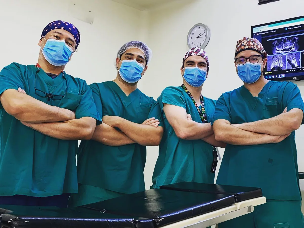 El Dr. Quezada con alumnos del programa de especialización en cirugía maxilofacial, en pabellón.
