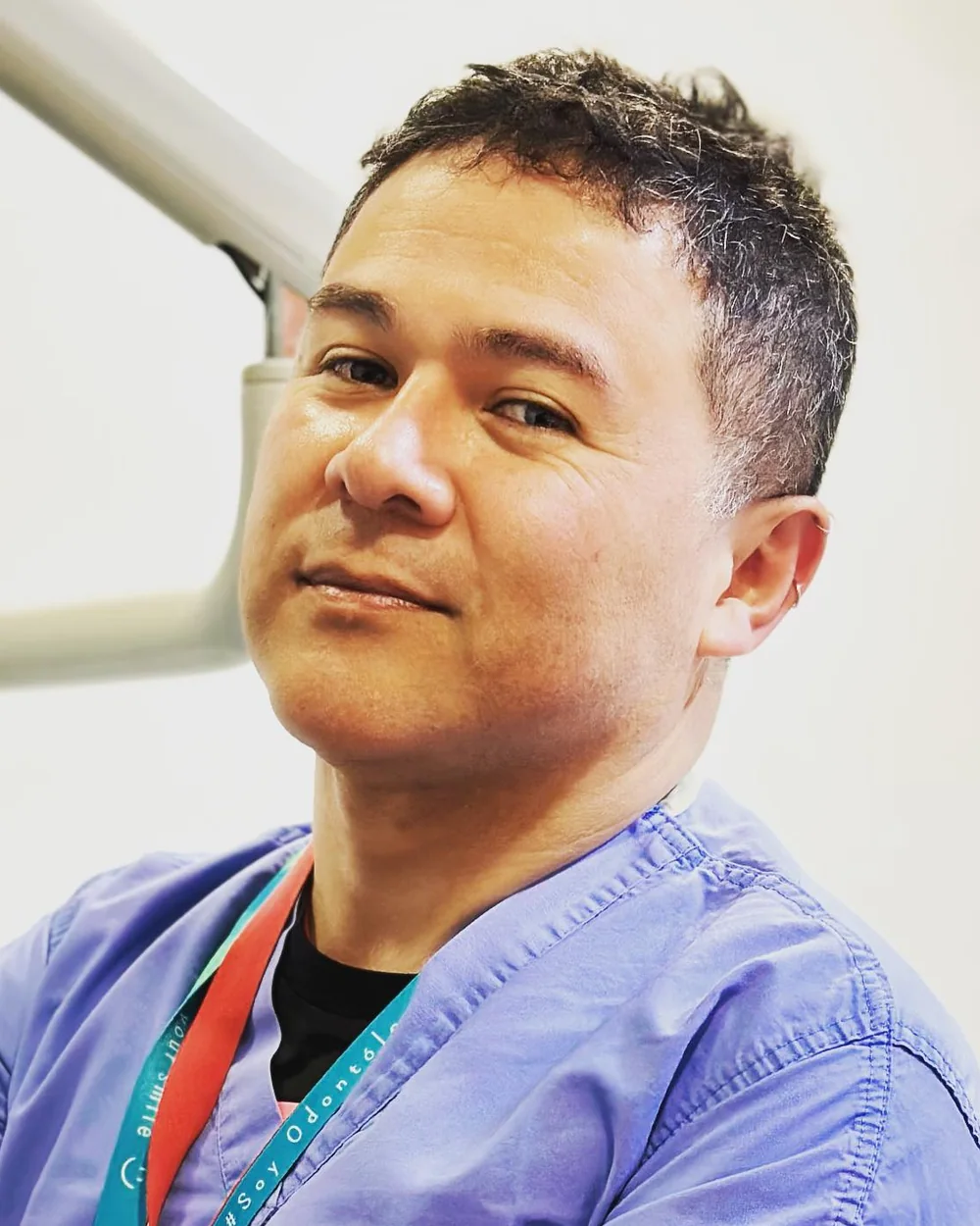 Retrato del Dr. Leonardo Quezada Espinosa en la consulta.